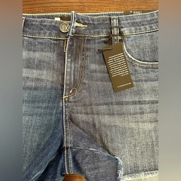 NWT KUT from the Kloth Gidget Mid Rise Fray Shorts, Size 8, Stimulating Dark - Picture 3 of 4